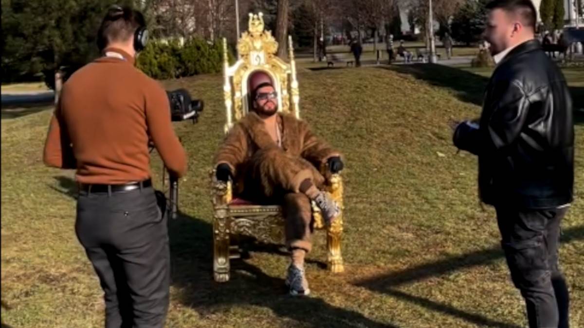 Adam Adaktar na tronu.jpg