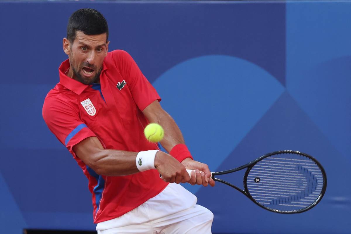 Novakov navijač izbačen sa meča, svađao se sa Amanovićem