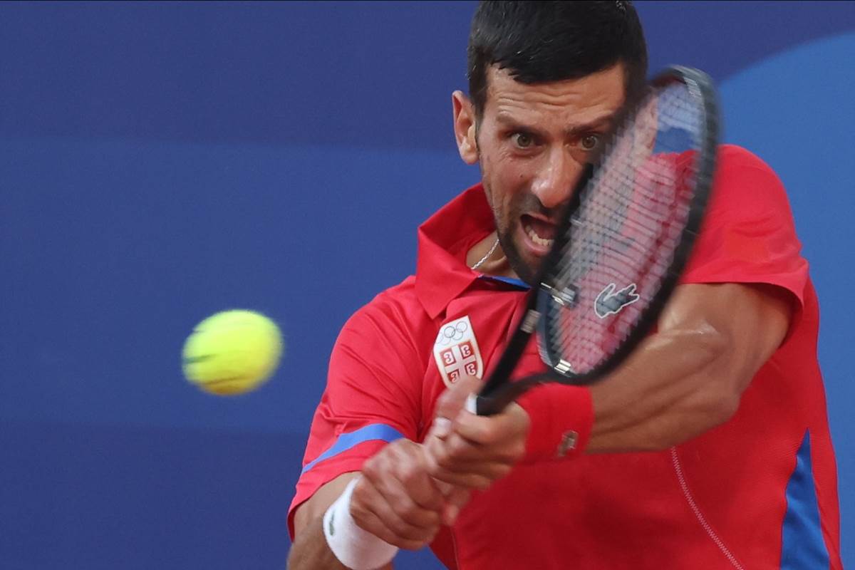 Novakov navijač izbačen sa meča, svađao se sa Amanovićem