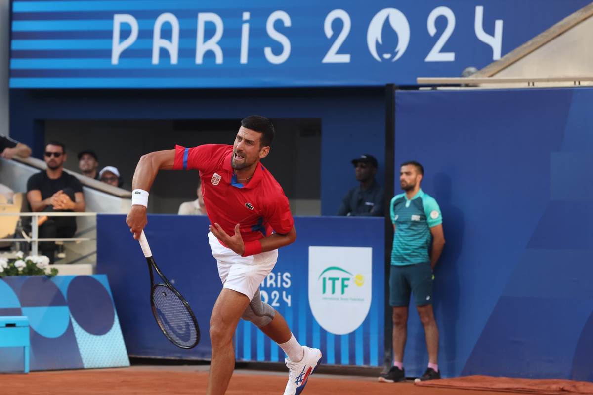 Novakov navijač izbačen sa meča, svađao se sa Amanovićem