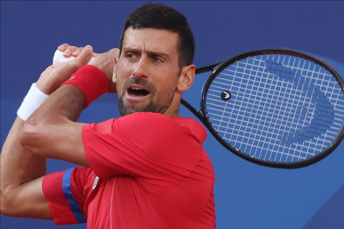 Novakov navijač izbačen sa meča, svađao se sa Amanovićem