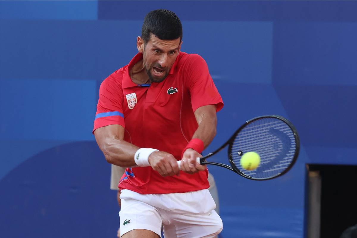 Novakov navijač izbačen sa meča, svađao se sa Amanovićem