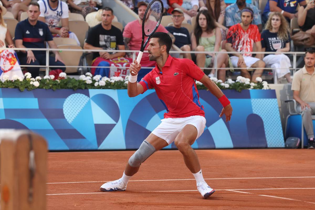 Novakov navijač izbačen sa meča, svađao se sa Amanovićem