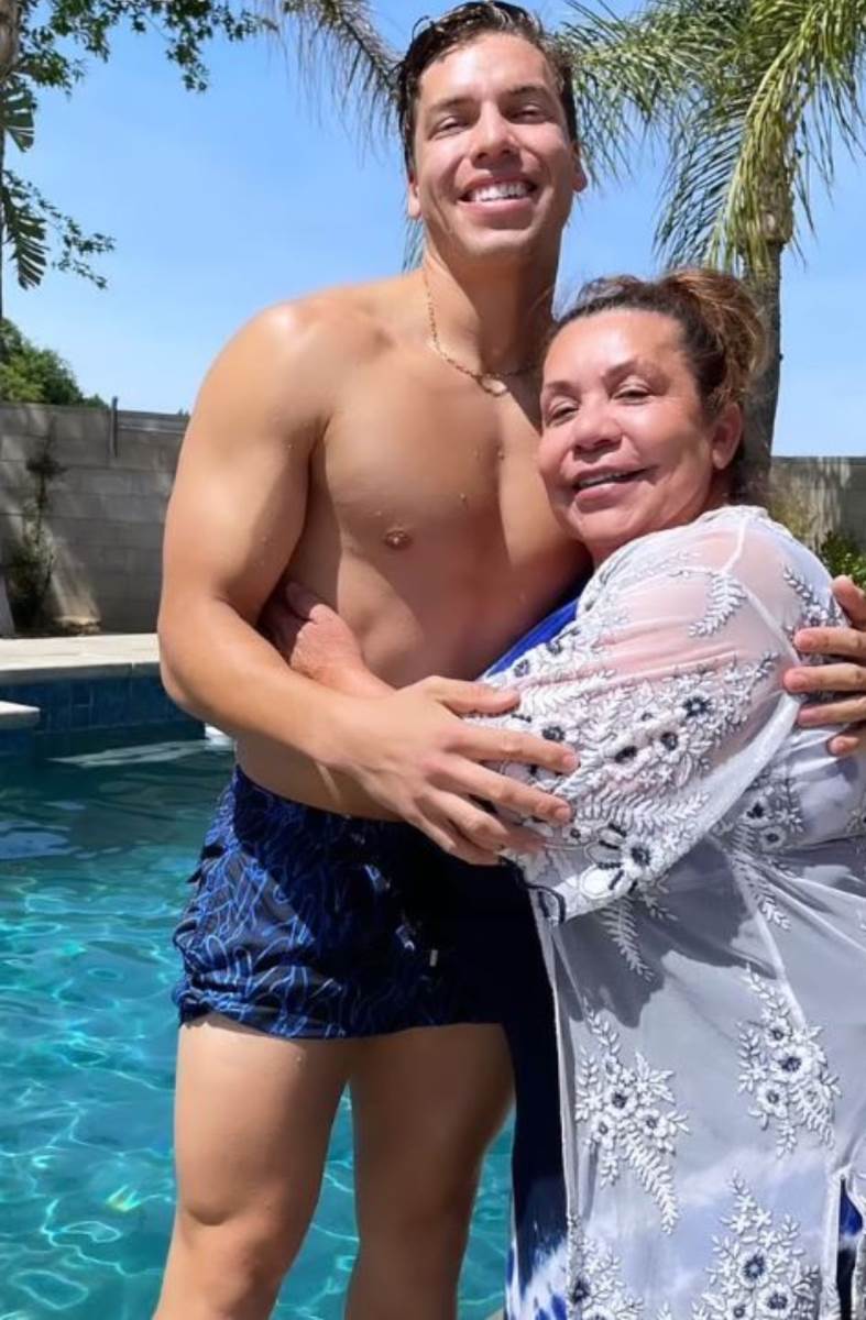 Džozef Baena sa majkom (1).jpeg