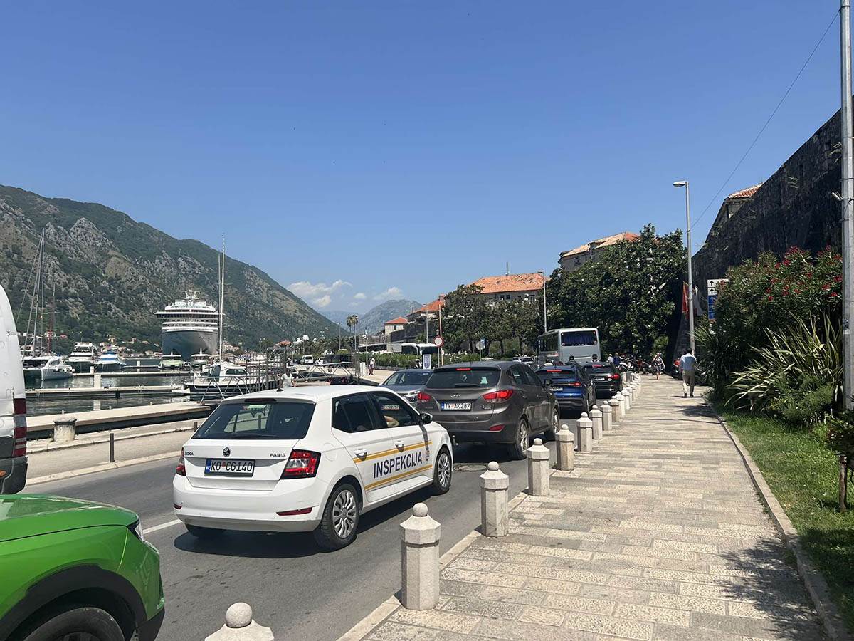Ogromne saobraćajne gužve ka Crnogorskom primorju (4).jpg
