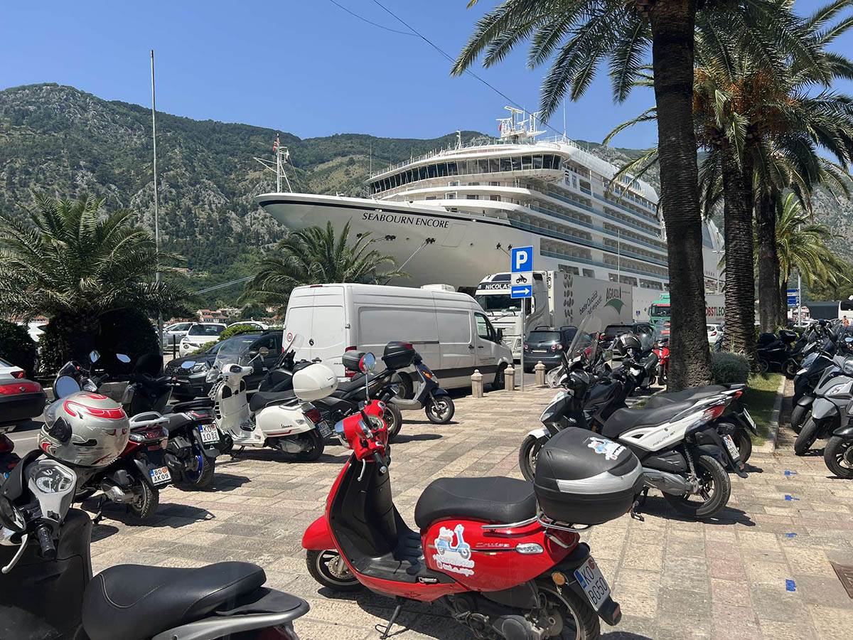 Ogromne saobraćajne gužve ka Crnogorskom primorju (5).jpg