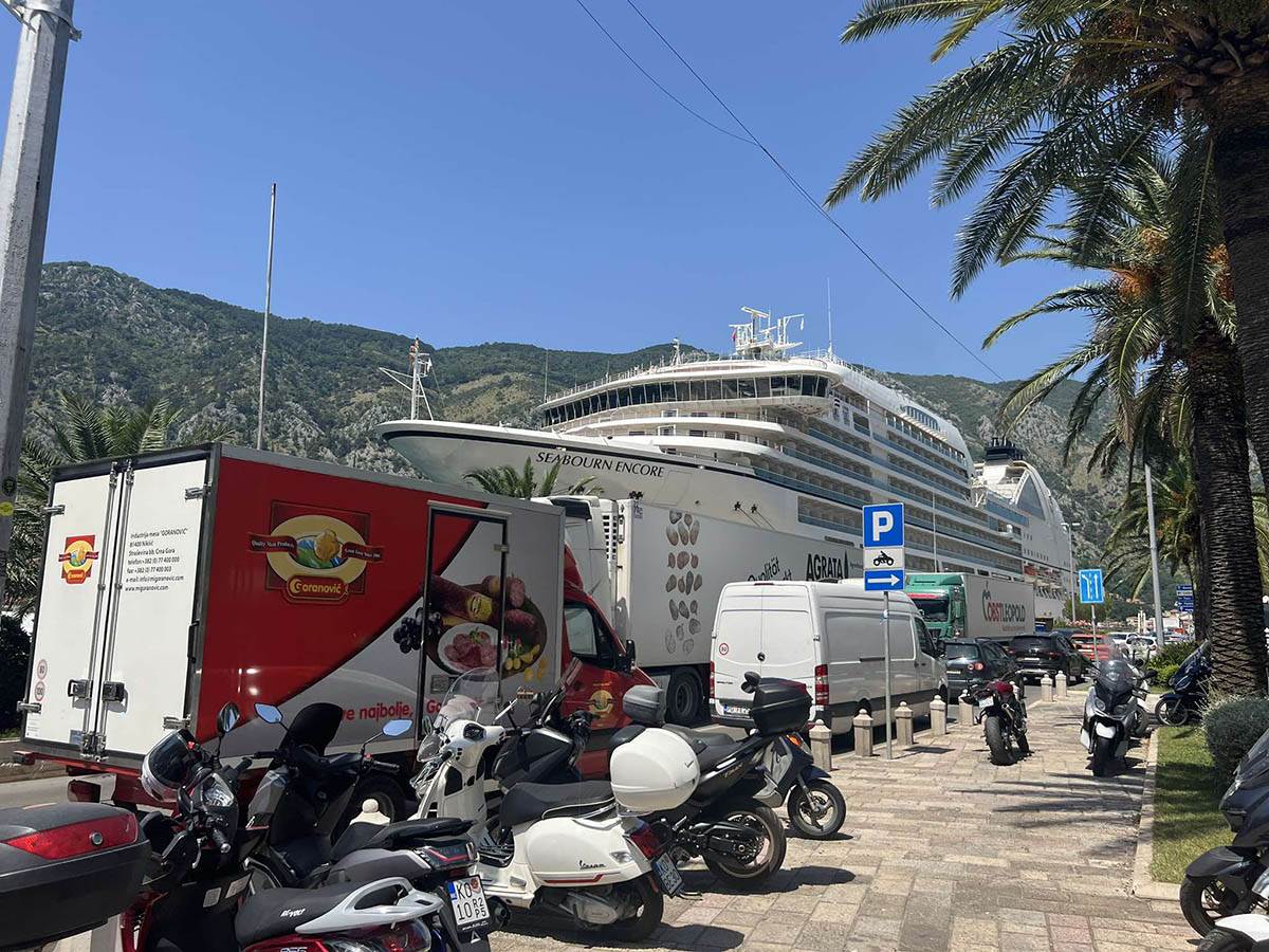 Ogromne saobraćajne gužve ka Crnogorskom primorju (6).jpg