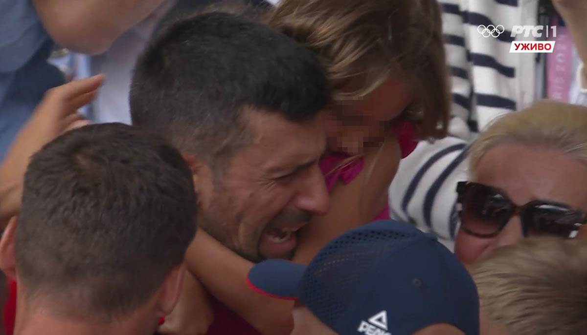 Novak slavi pobedu (7).jpg