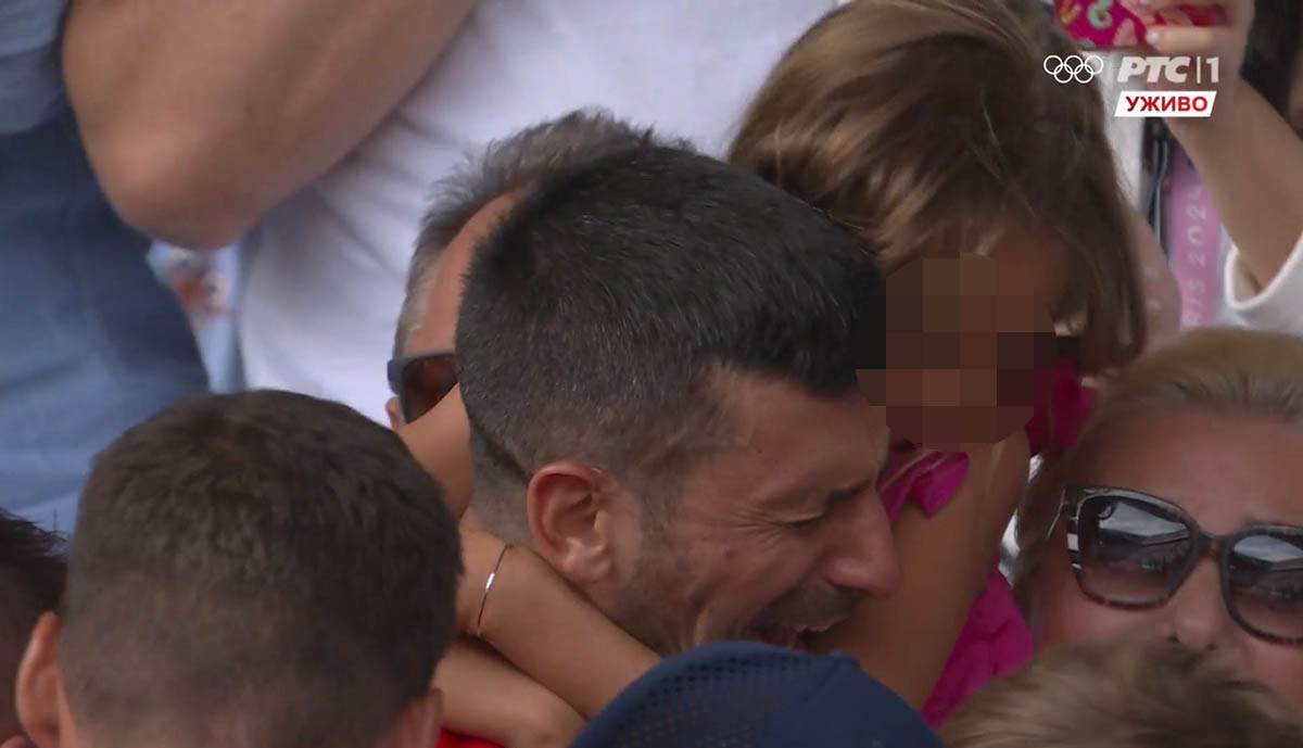 Novak slavi pobedu (1).jpg