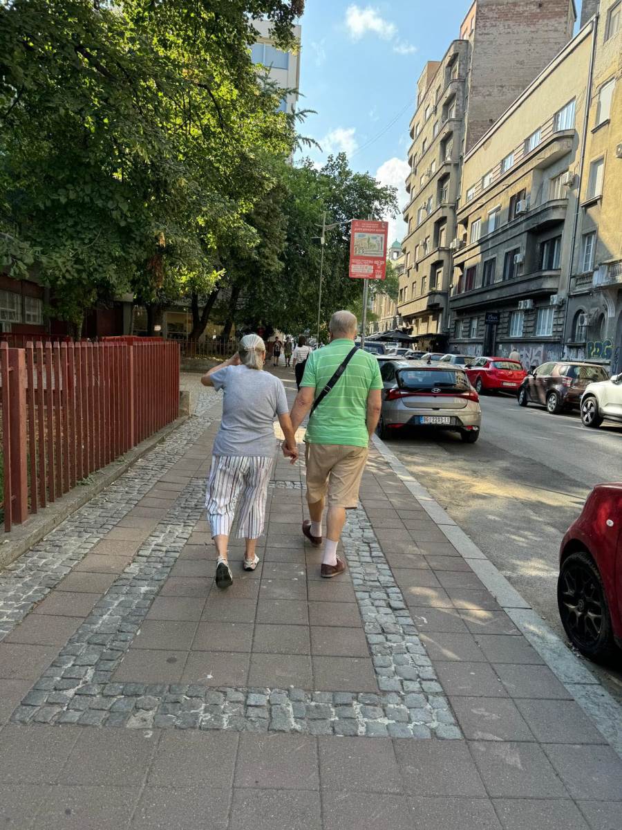 Baka i deka šetaju Beogradom (3).jpg