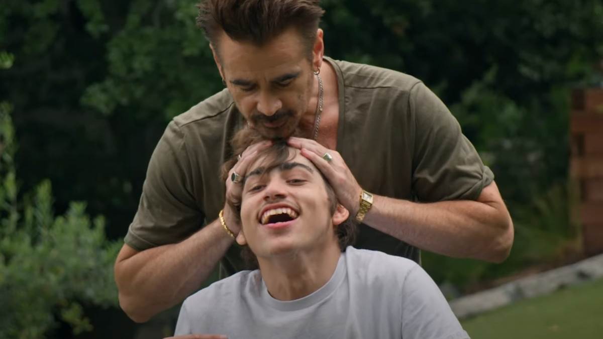 Kolin Farel pomaže sinu i drži ga za glavu