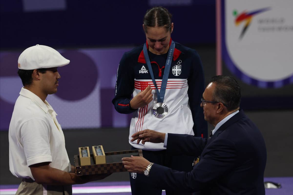 Aleksandra Perišić dodela medalja-4.jpg