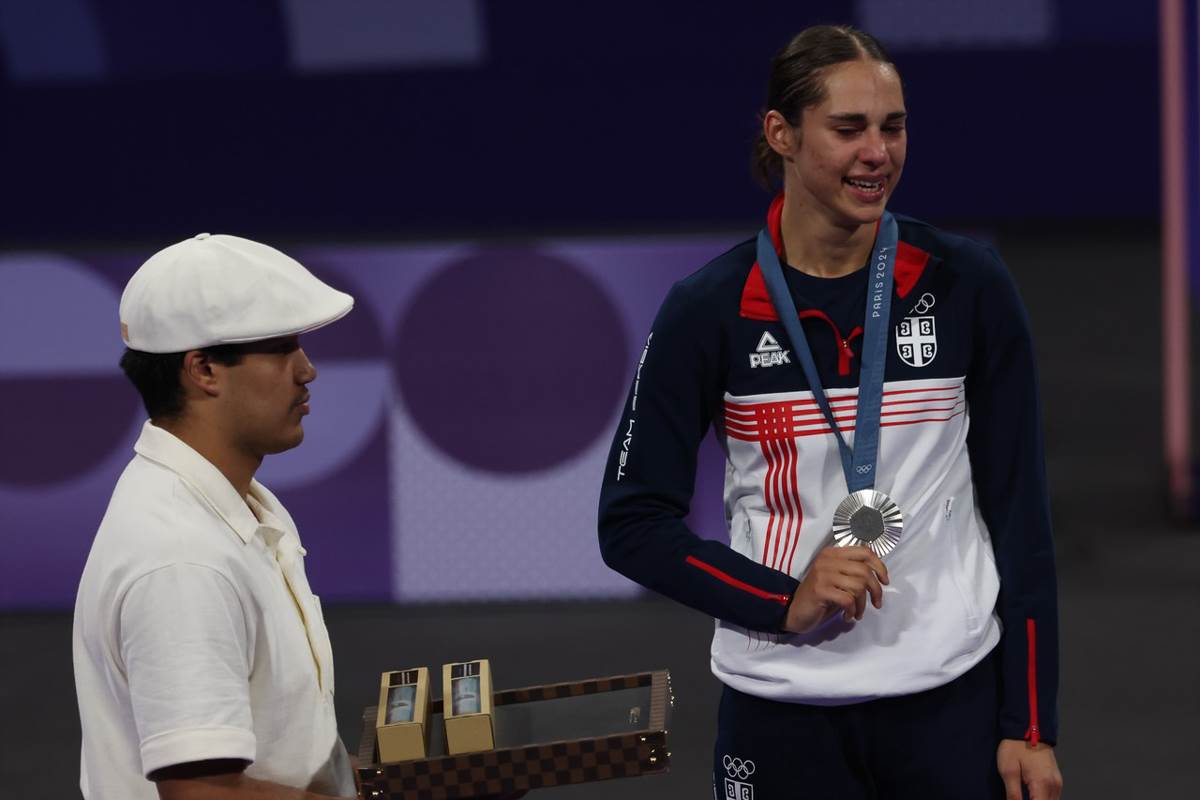 Aleksandra Perišić dodela medalja.jpg