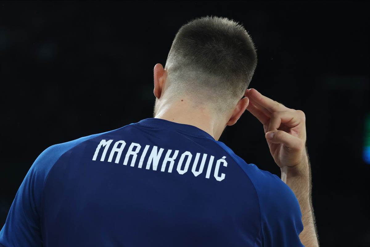 Slobodan Šarenac u raspravi sa navijačima