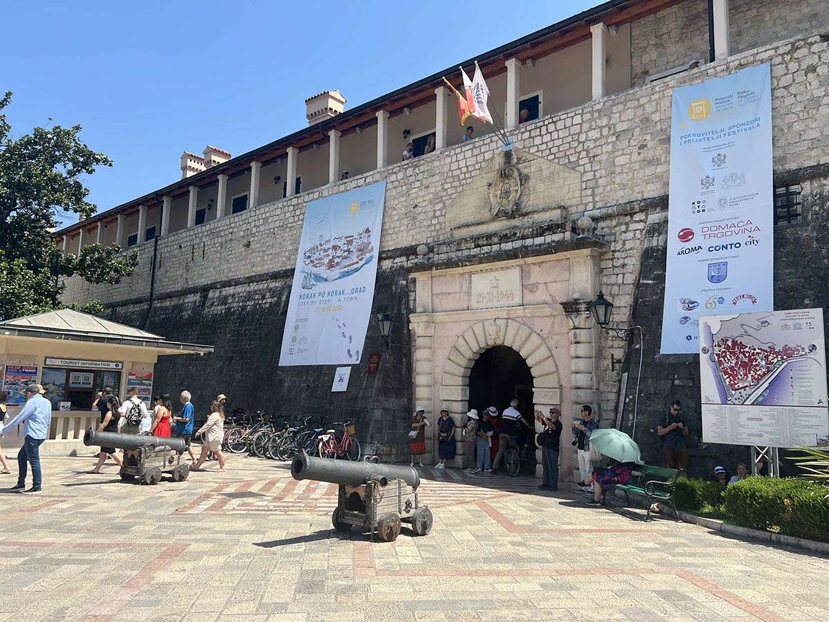 Najuža ulica u regionu gde ne mogu da se mimoiđu dve odrasle osobe