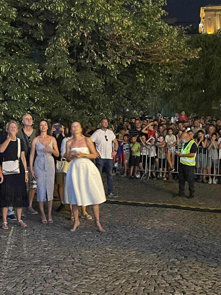 Jelena prati Novakov izlazak (2).jpg