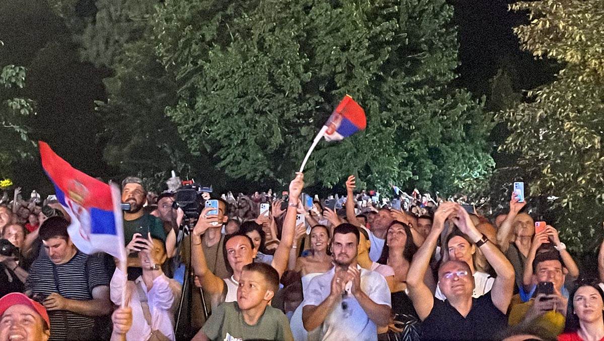 Jelena prati Novakov izlazak (4).jpg