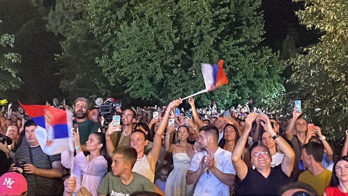 Jelena prati Novakov izlazak (5).jpg