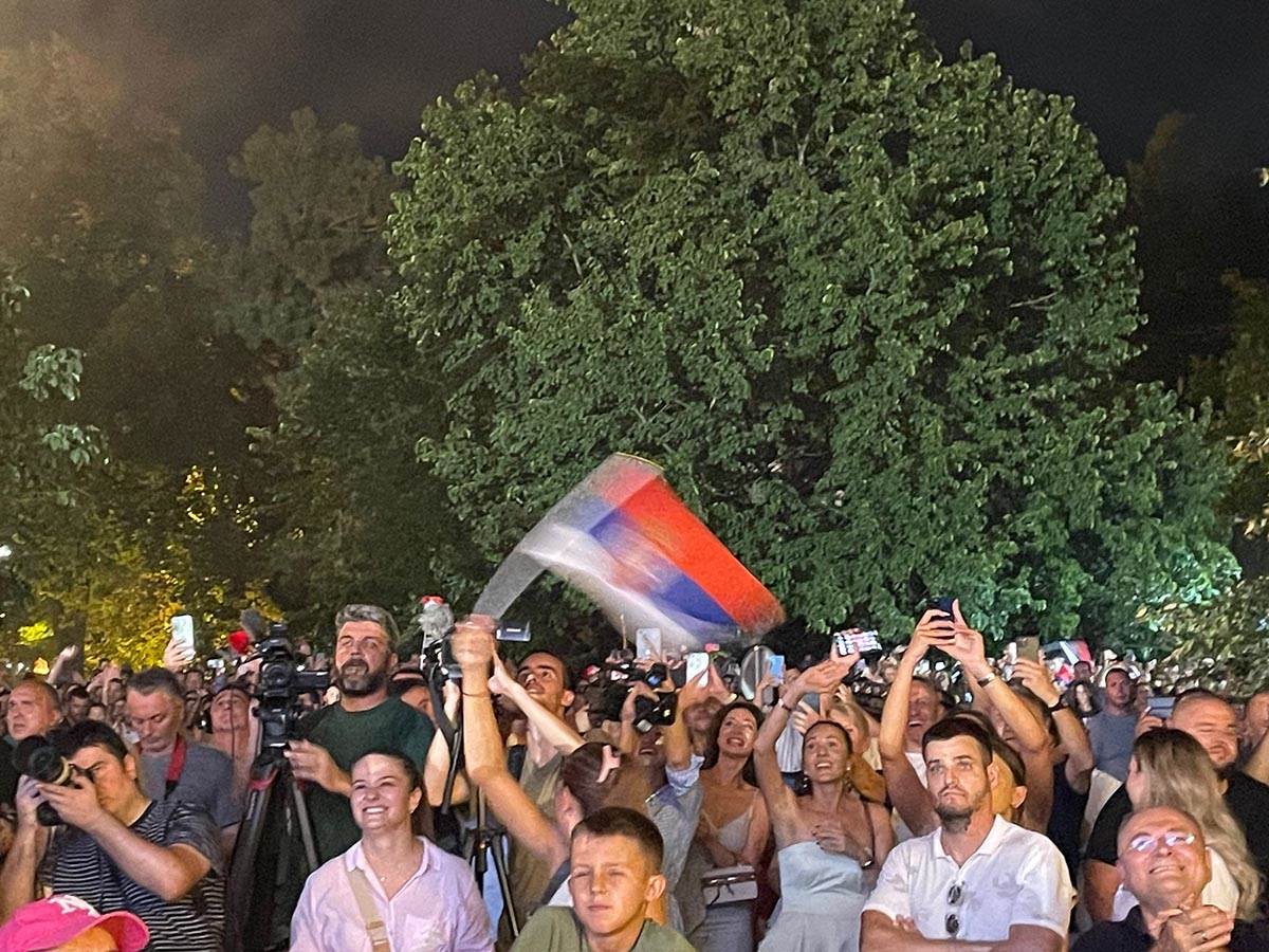 Jelena prati Novakov izlazak (7).jpg