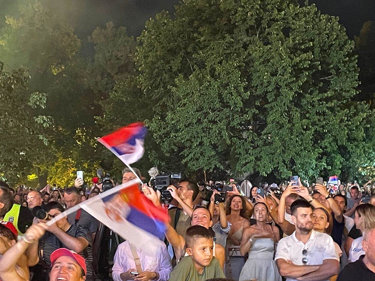 Jelena prati Novakov izlazak (8).jpg