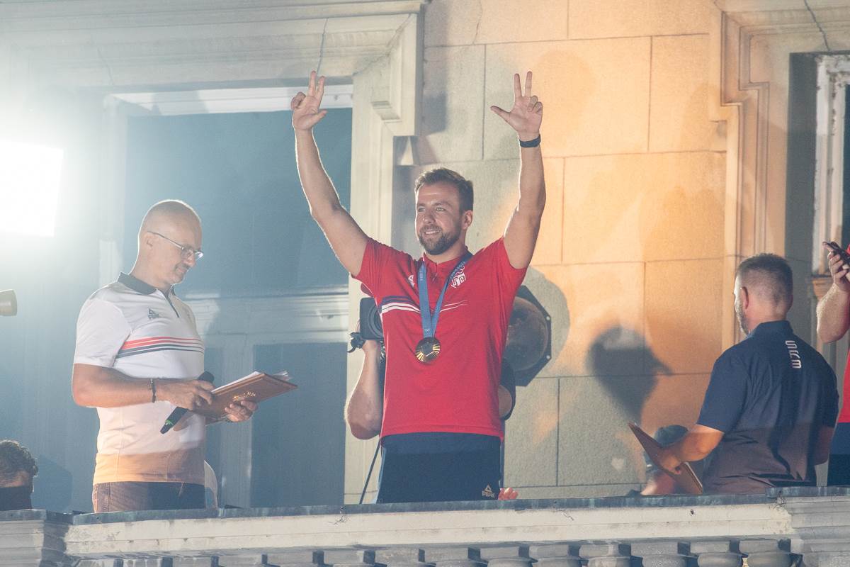 Doček vaterpolista na balkonu7.jpg