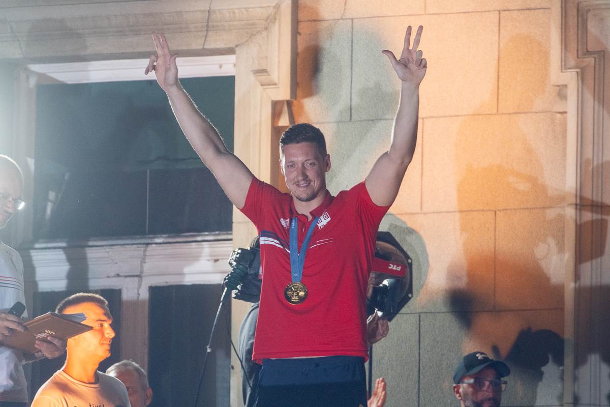 Doček vaterpolista na balkonu4.jpg