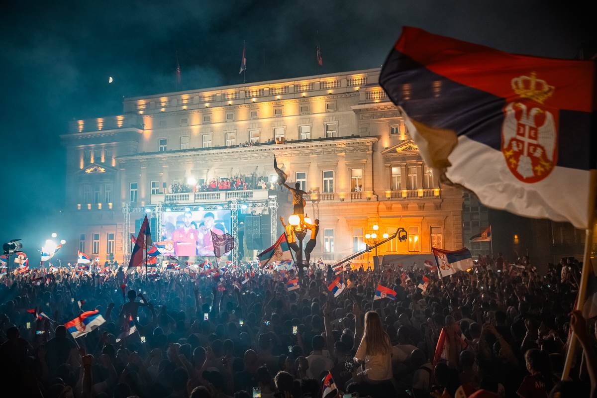 doček košarkaša srbije na balkonu  19.jpg