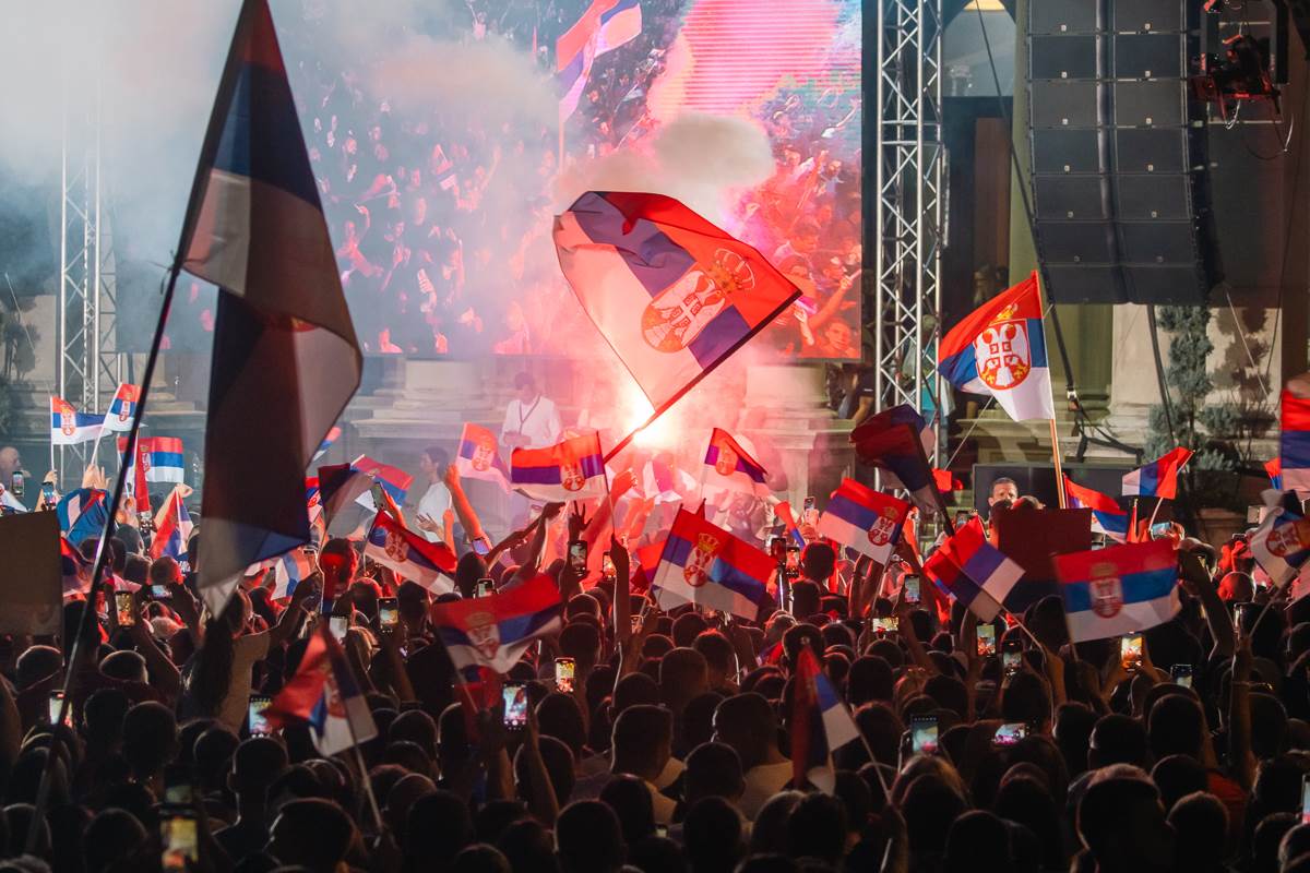 doček košarkaša srbije na balkonu  1.jpg