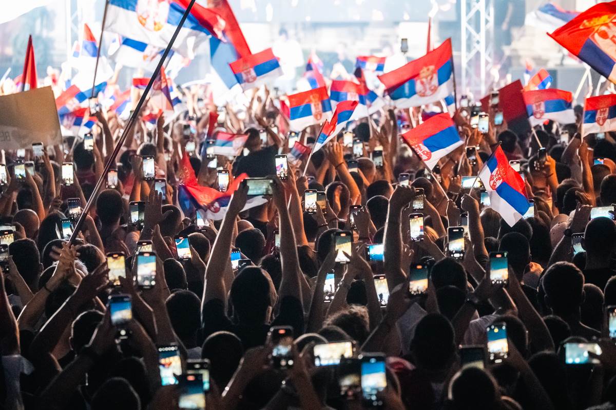 doček košarkaša srbije na balkonu  2.jpg