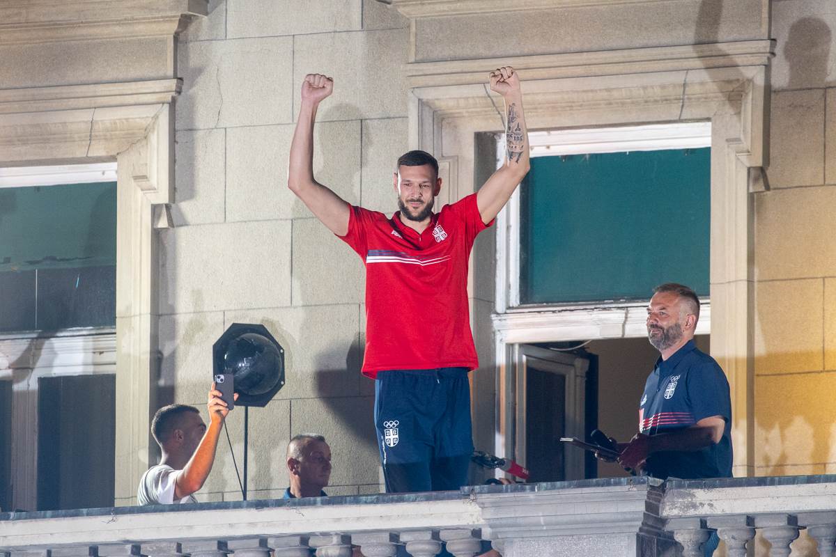 doček košarkaša srbije na balkonu  3.jpg