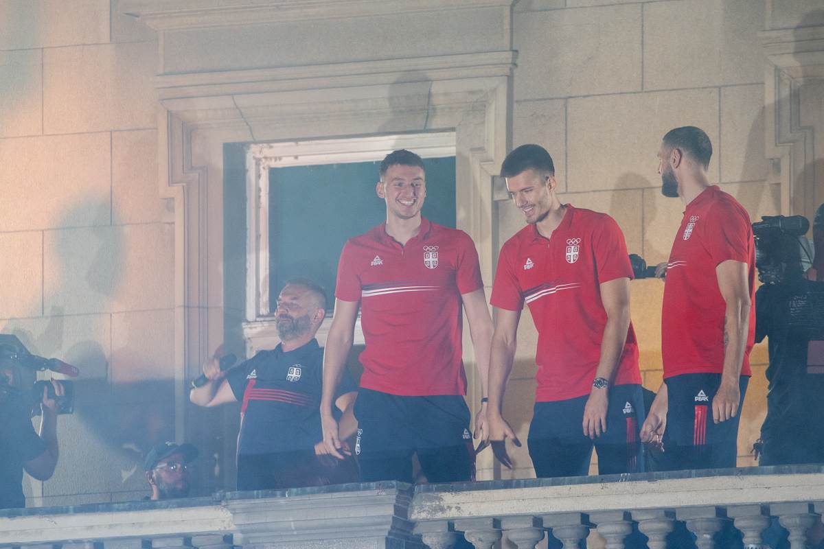 doček košarkaša srbije na balkonu  4.jpg