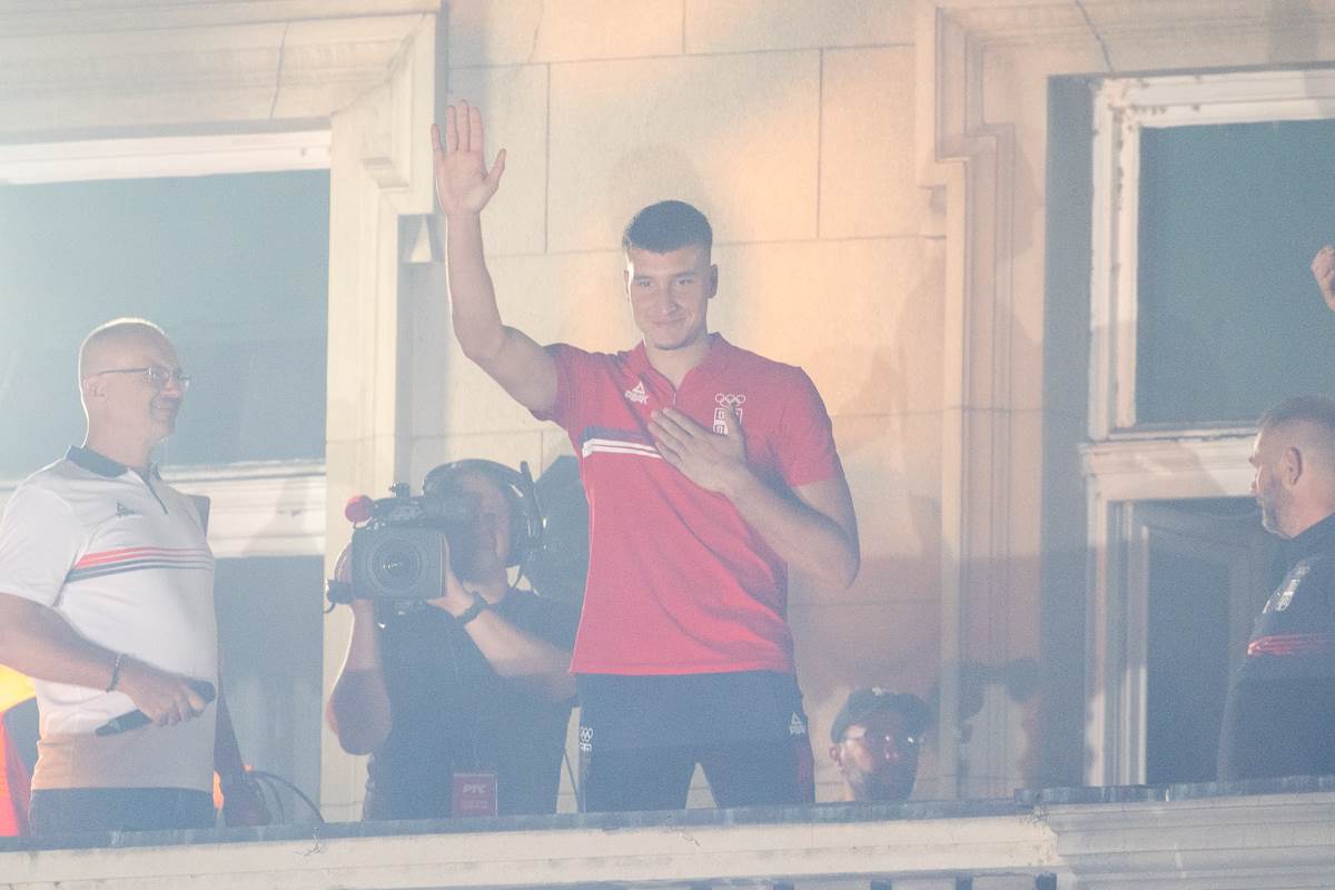 doček košarkaša srbije na balkonu  5.jpg