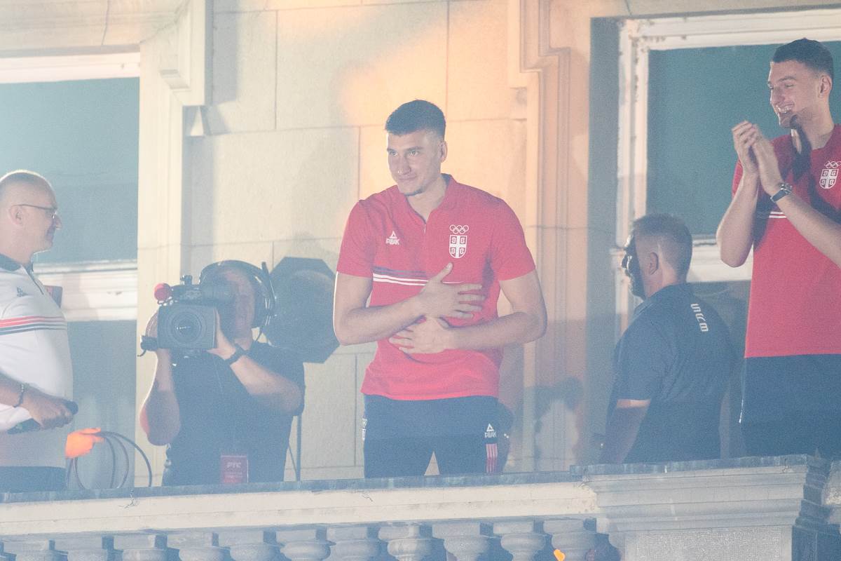doček košarkaša srbije na balkonu  6.jpg