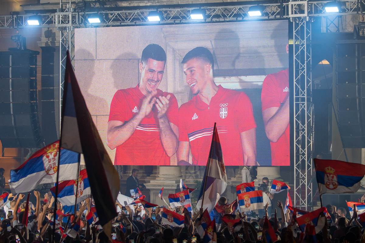 doček košarkaša srbije na balkonu  7.jpg