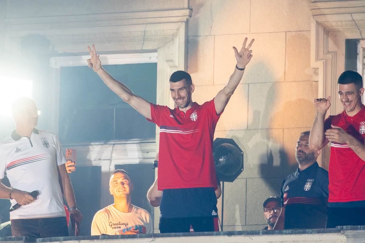 doček košarkaša srbije na balkonu  8.jpg