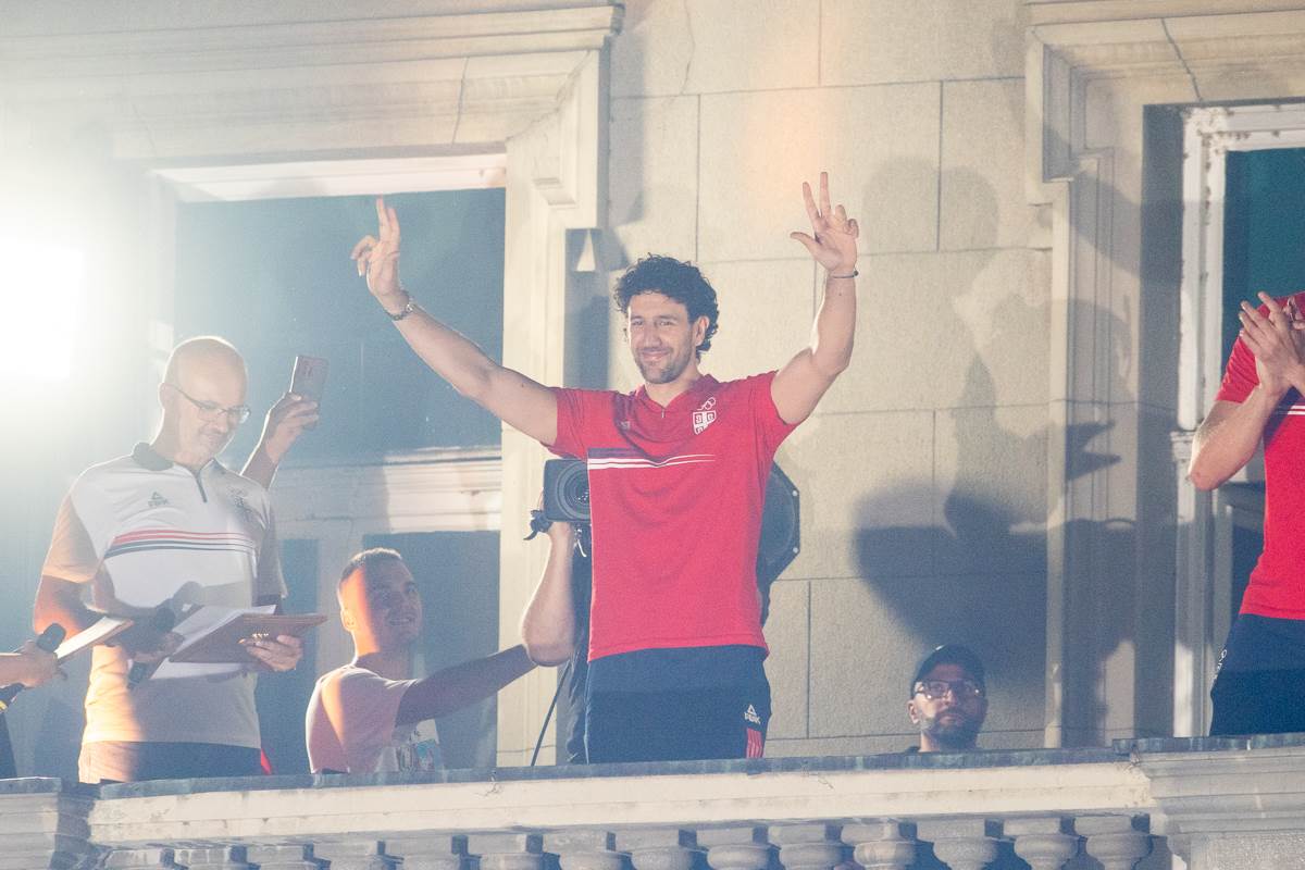 doček košarkaša srbije na balkonu  10.jpg