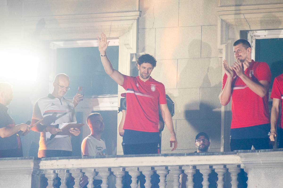 doček košarkaša srbije na balkonu  11.jpg