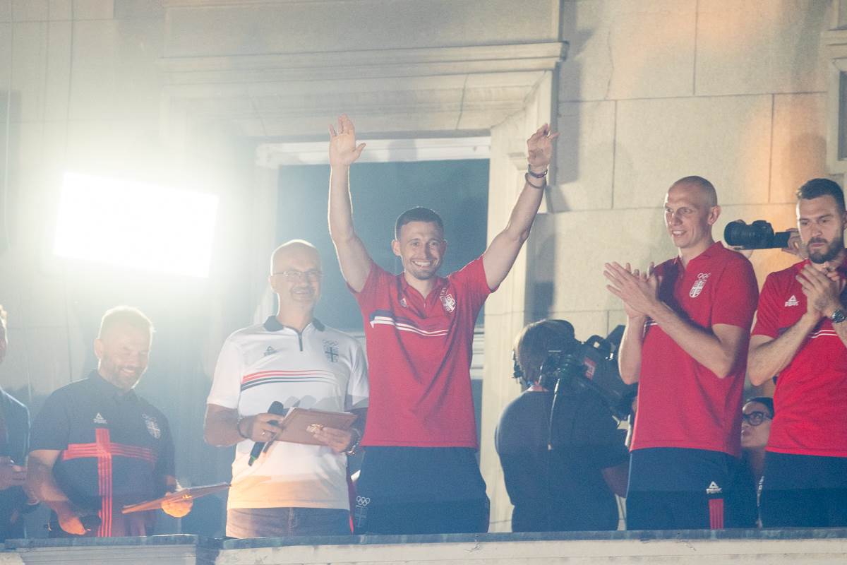 doček košarkaša srbije na balkonu  12.jpg