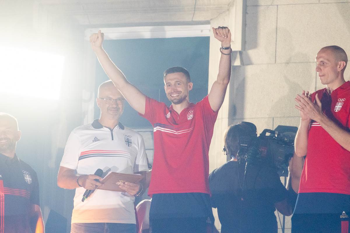 doček košarkaša srbije na balkonu  13.jpg