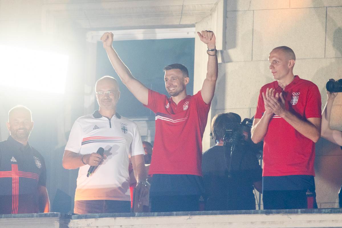 doček košarkaša srbije na balkonu  14.jpg