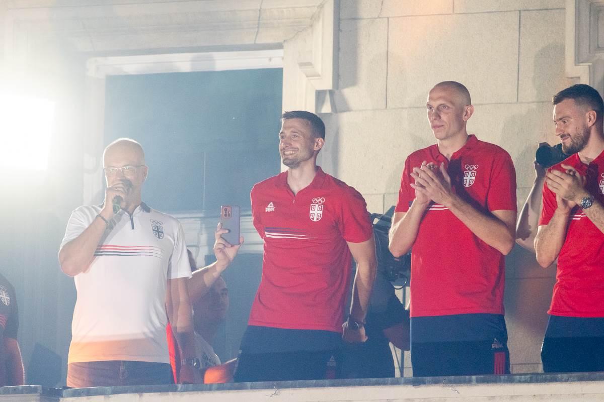 doček košarkaša srbije na balkonu  15.jpg