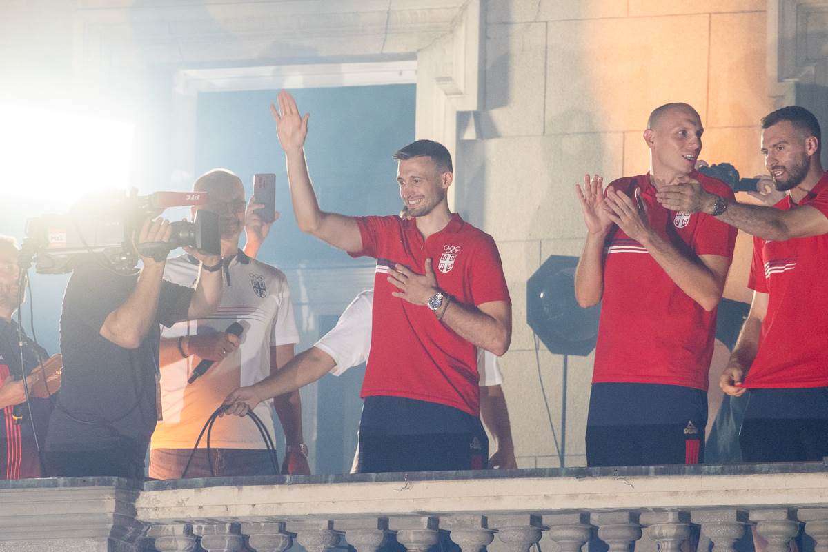 doček košarkaša srbije na balkonu  16.jpg