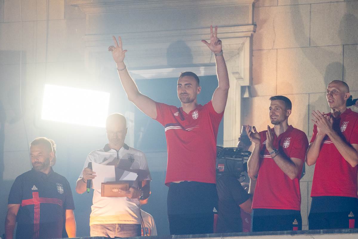 doček košarkaša srbije na balkonu  17.jpg