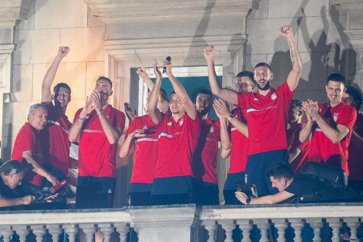 doček košarkaša srbije na balkonu  22.jpg