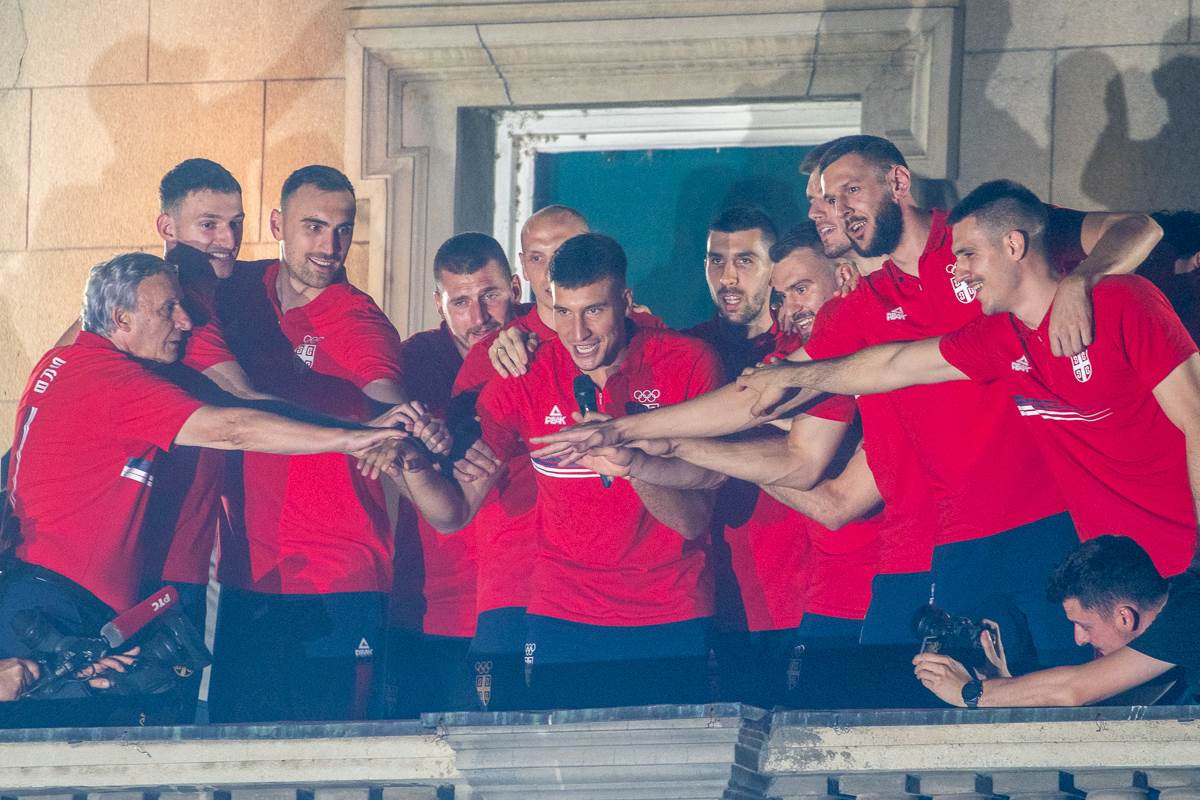 doček košarkaša srbije na balkonu  20.jpg