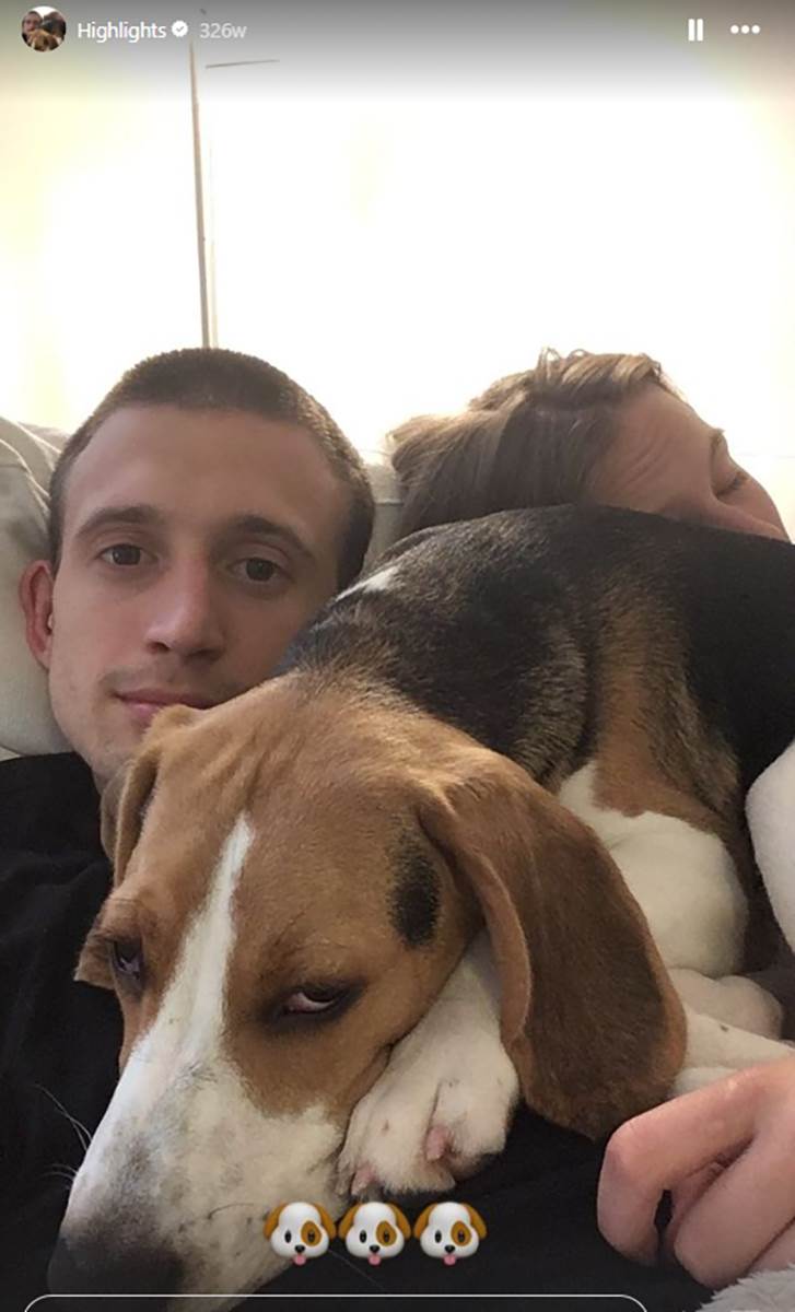 Aleksa Avramović sa psom i devojkom u domu