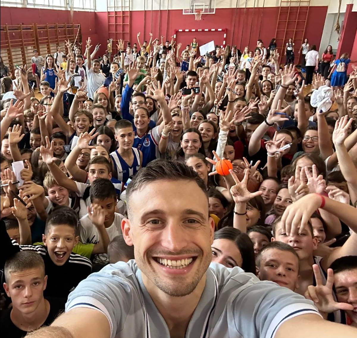 Doček Alekse Avramovića u osnovnoj školi u Čačku