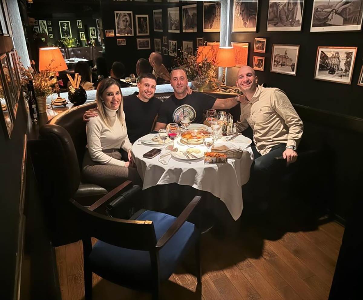 Aleksa Avramović sa suprugom i prijateljima na večeri