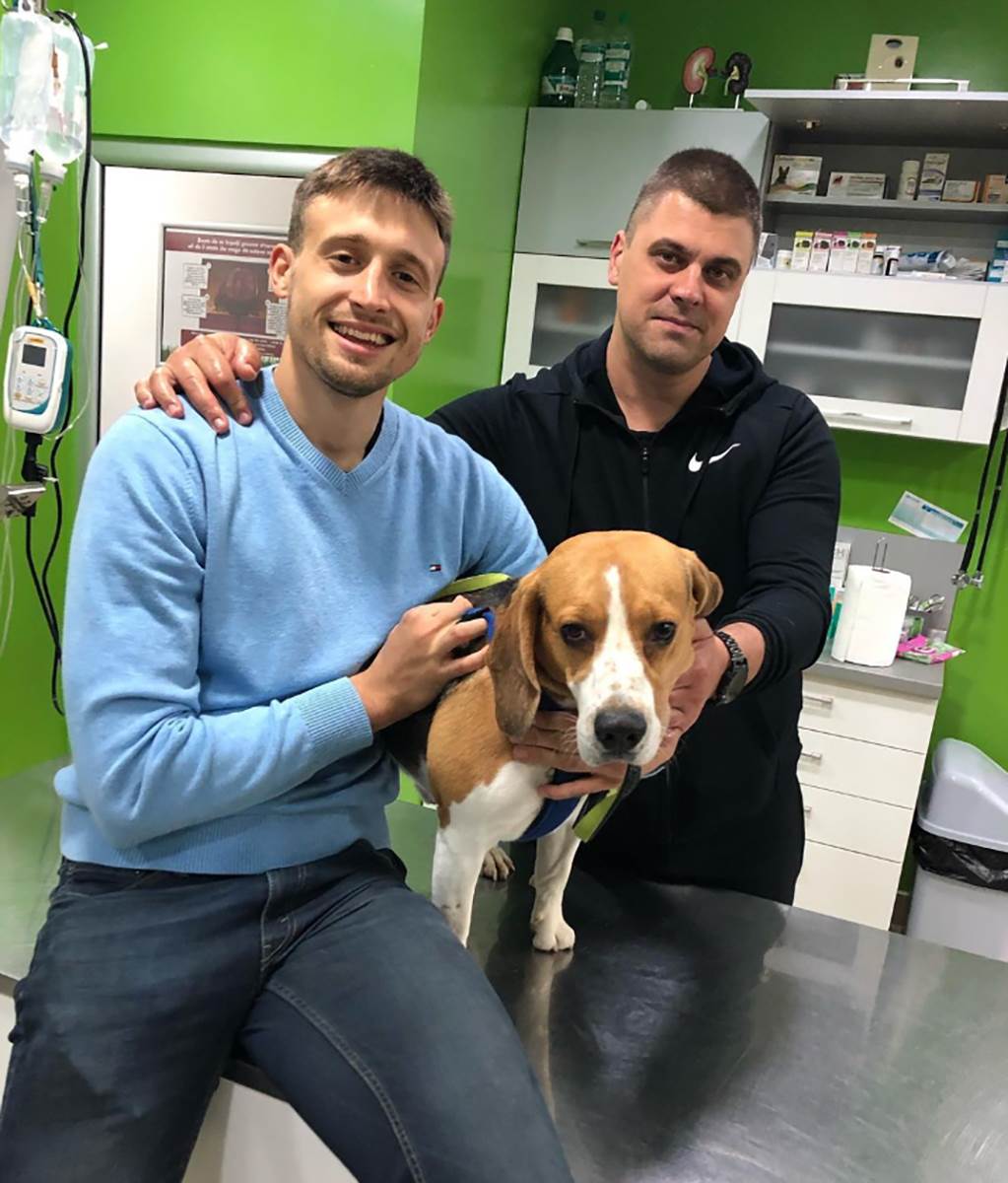 Aleksa Avramović sa psom kod veterinara