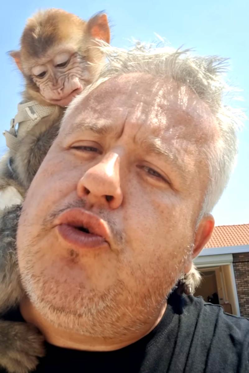 Nemanja Nikolić sa majmunčetom3.jpg